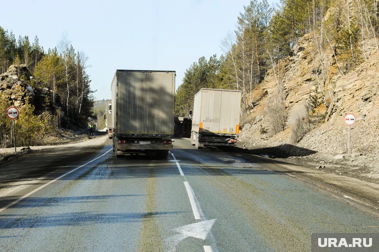 На челябинском участке М5 трасса встала из-за укладки асфальта