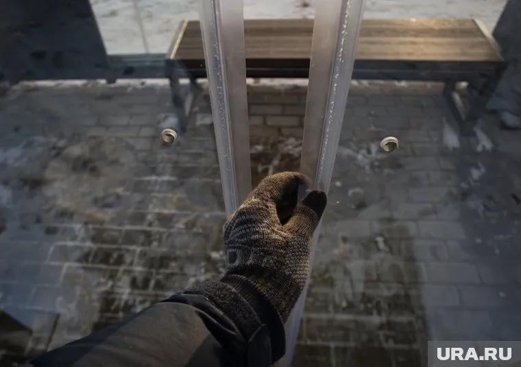 Жители Нового Уренгое в 40-градусный мороз ожидают автобусы на улице