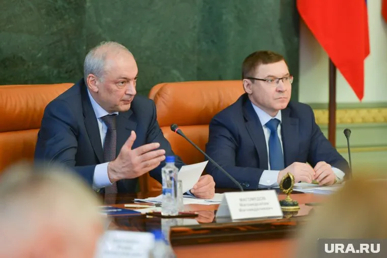 Замглавы АП Магомедсалам Магомедов (слева) и уральский полпред Владимир Якушев начали разговор о национальной политике в Челябинске