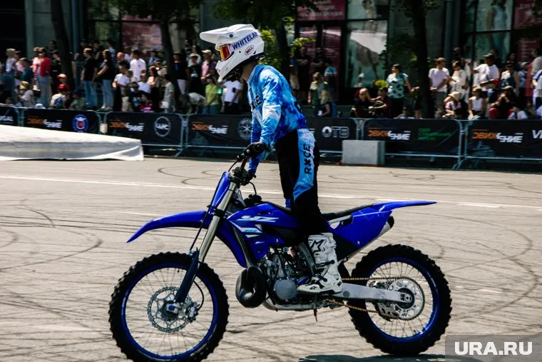 Во Владивостоке на соревнованиях по спидвею у гонщика загорелся мотоцикл