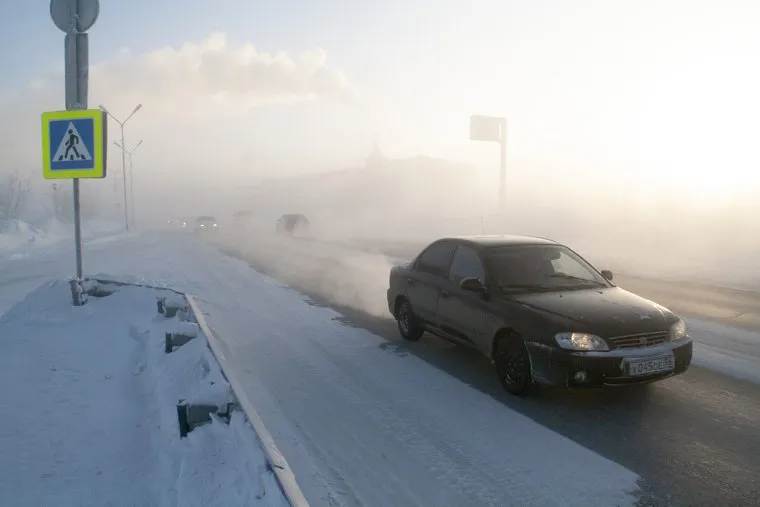 Мороз и ледяной туман. Салехард. 31 января 2019 г, проезжая часть, автомобиль, мороз, зима, туман