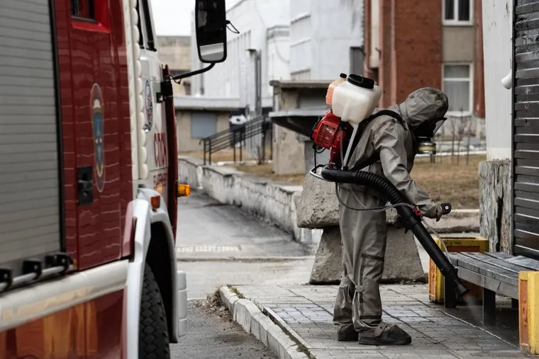 Санитарная обработка остановок общественного транспорта во время пандемии коронавируса COVID-19. Екатеринбург