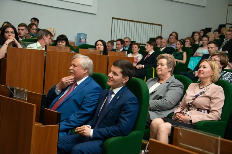Дмитрий Артюхов Новый Уренгой 23.06.18 Награждение медалистов выпускников