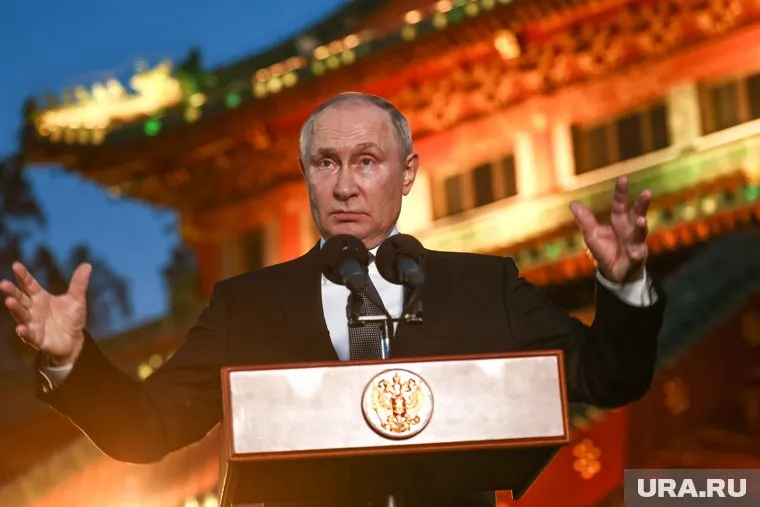 Путин с делегацией прилетел в Пекин 16 мая