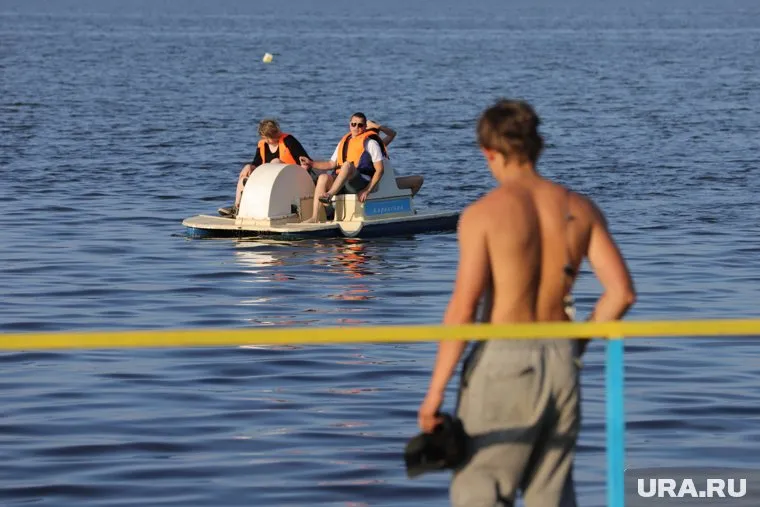 Многие уехали на загородные пляжи для спасения от жары