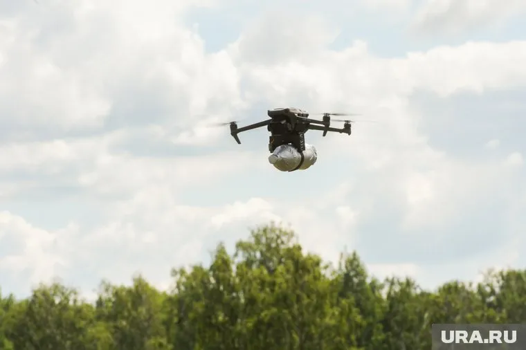 Автомобиль, который подвергся удару беспилотника, полностью сгорел