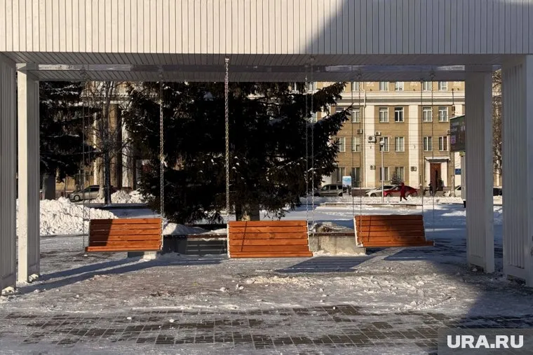 Курганцы с помощью голосования перенесли качели на Троицкую площадь
