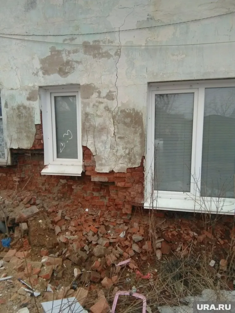 Здание буквально рассыпается на глазах