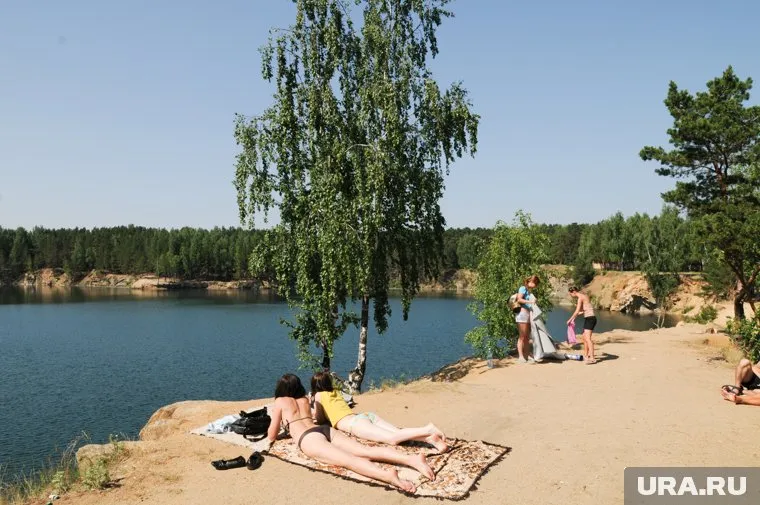 На берегу карьера найдена одежда утонувшего мужчины