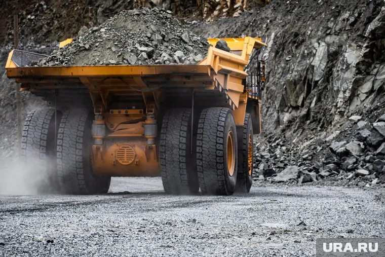 Машина с рабочими попала в слепую зону самосвала