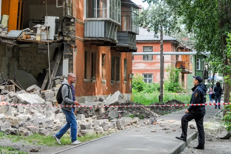 Обрушение части двухэтажного жилого дома на улице Кронштадской. Челябинск