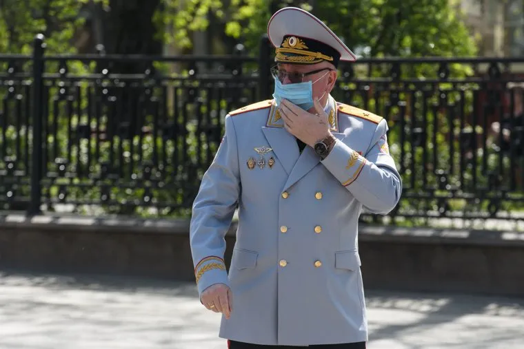 Торжественное возложение цветов к памятнику Жукову возле Штаба ЦВО. Екатеринбург