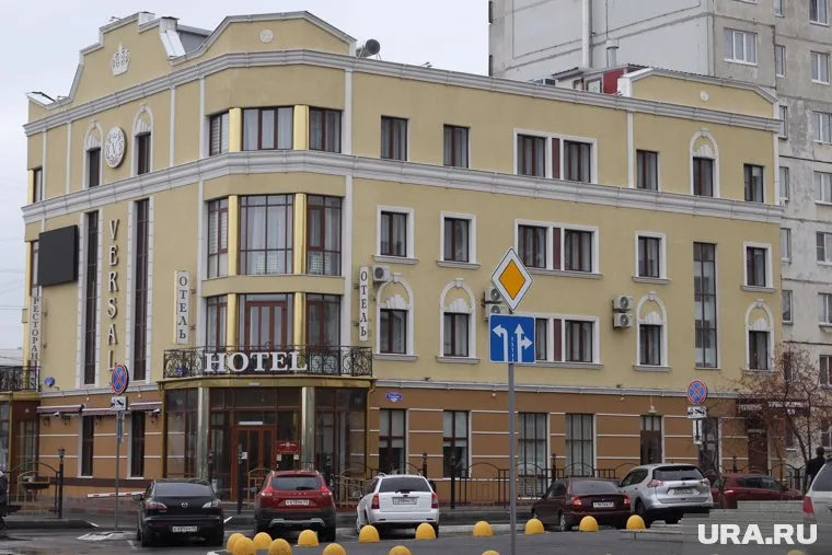 В четырехэтажном здании отеля есть ресторан