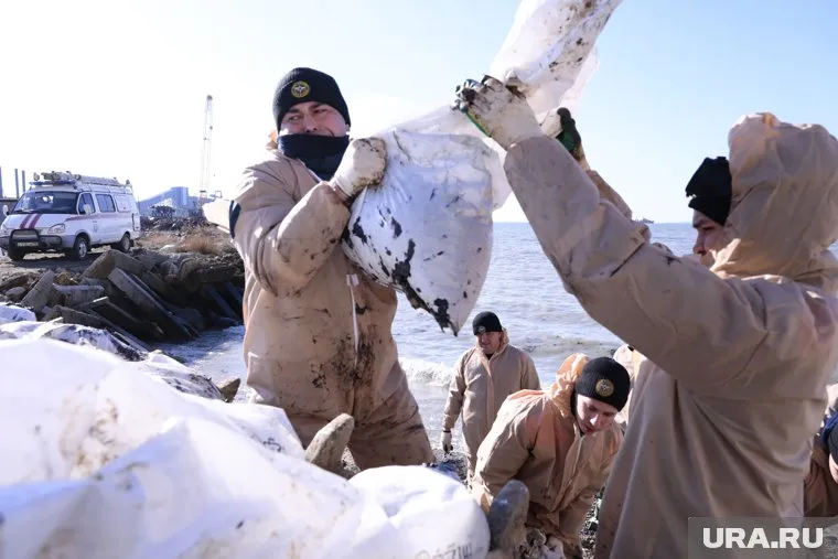 Иногда работы по ликвидации разлива мазута идут в круглосуточном режиме