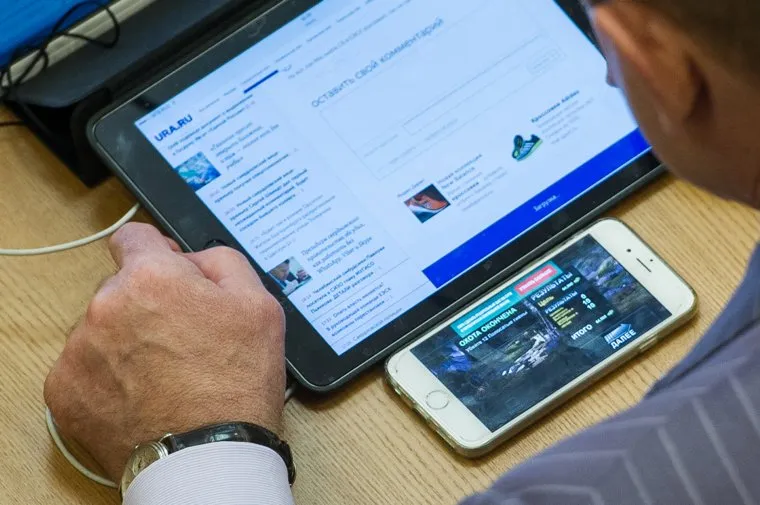 Отчет Евгения Куйвашева перед заксобранием СО. Екатеринбург, скука, планшетный компьютер, развлечение, смартфон, охота окончена