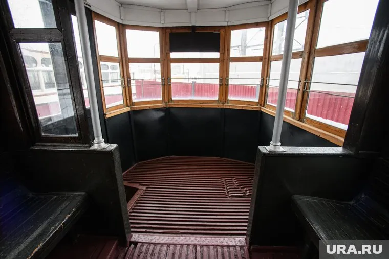 В первом трамвае было всего 16 сидячих мест