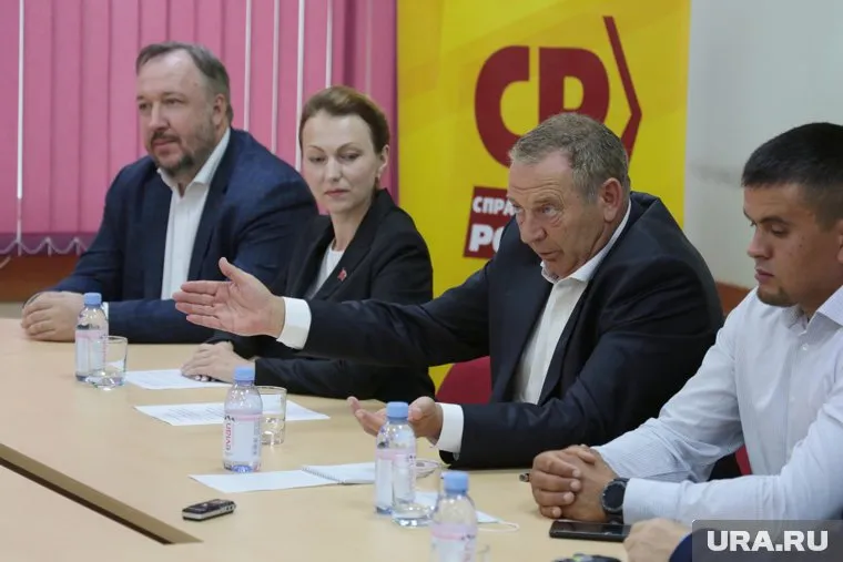 Александр Репин сдал в избирком шесть «двойных» подписей муниципальных депутатов