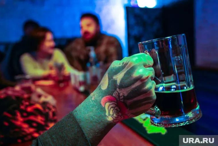 Режиссер театра устроил пьяный дебош в баре