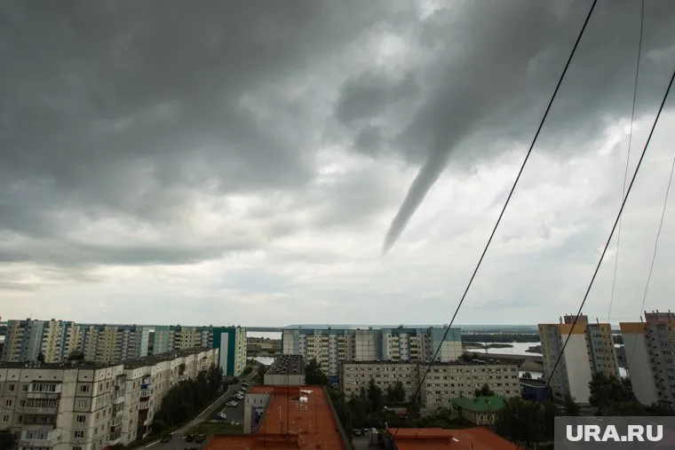 Порывы ветра 12 и 13 июля достигнут 25 м/с, считает Александр Шувалов