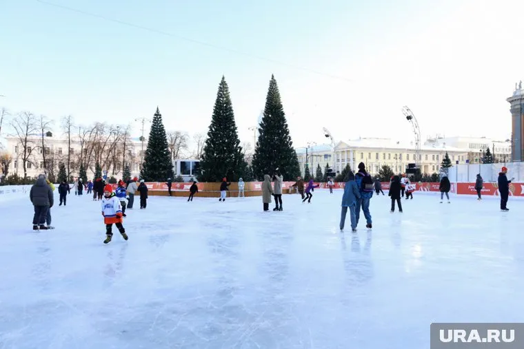 Возле входа на каток нашли подозрительную сумку
