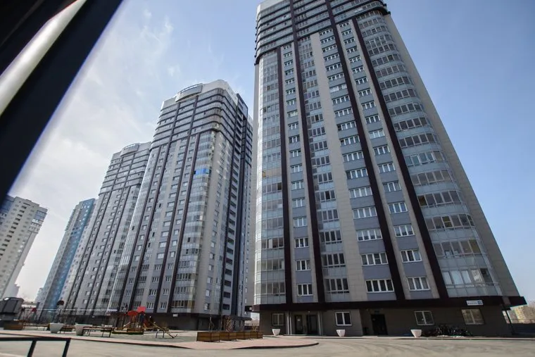 Поездка по придомовым территориям элитных домов. Екатеринбург