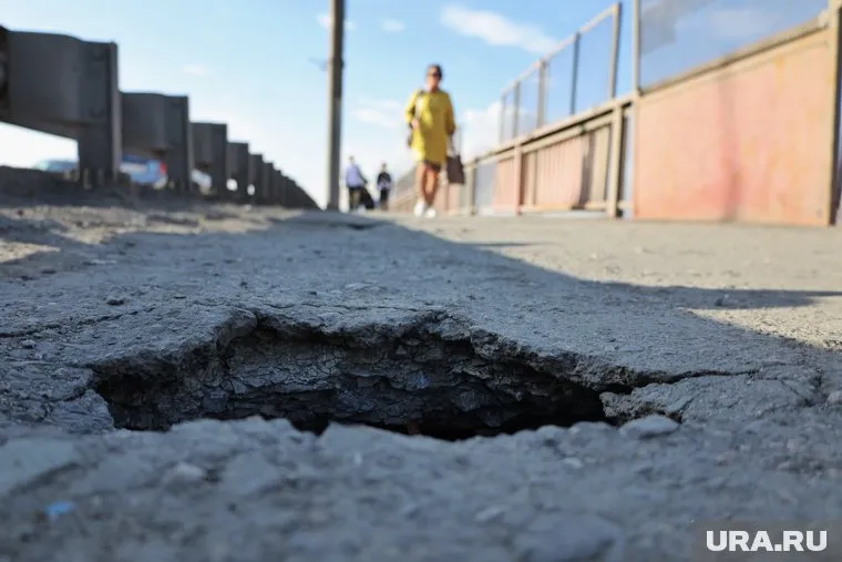 На месте провала сначала была трещина