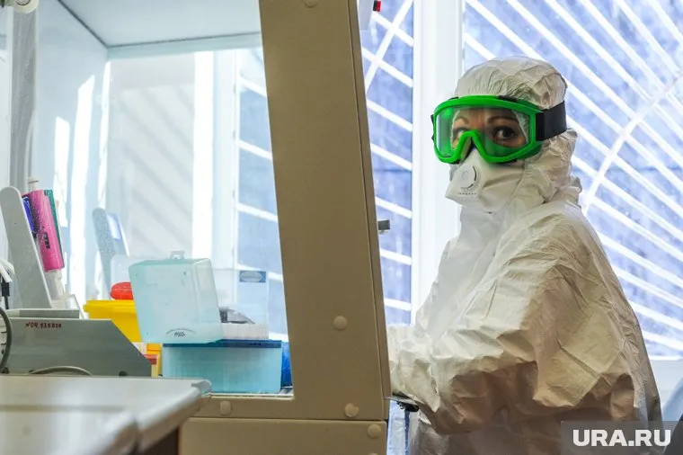 У самого предполагаемого виновника заражения никаких симптомов инфекции нет