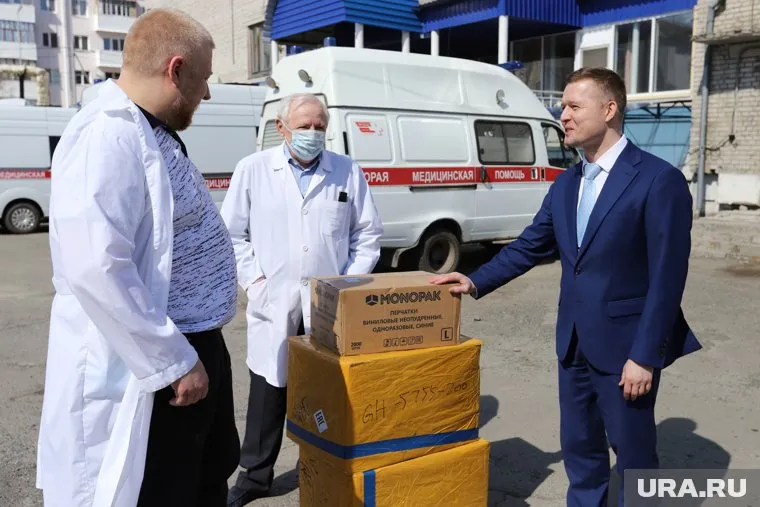 Курганским врачам подарили от энергетиков 10 тыс. масок и столько же перчаток