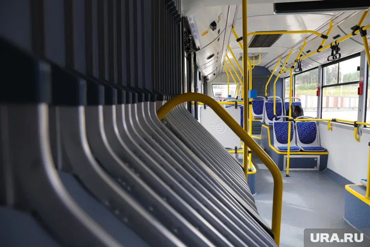 Депутаты прокатились на новом автобусе-гармошке