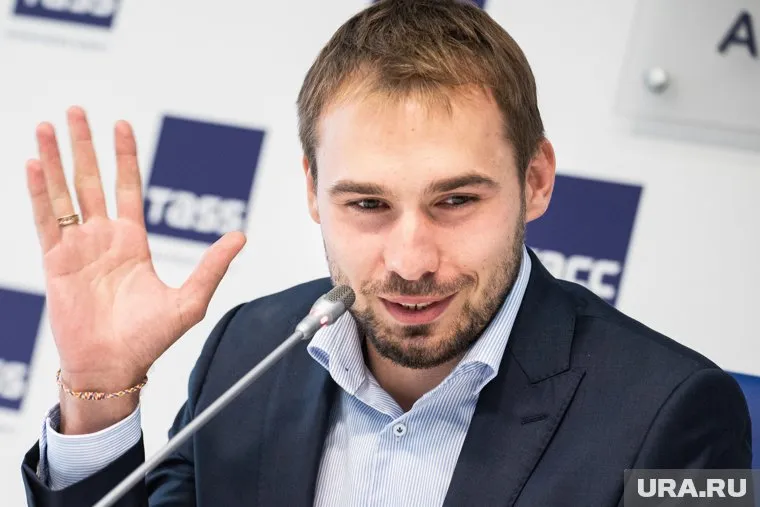 Антон Шипулин, что ему необходимы совещания, чтобы разбираться в проблемах не на поверхностном уровне