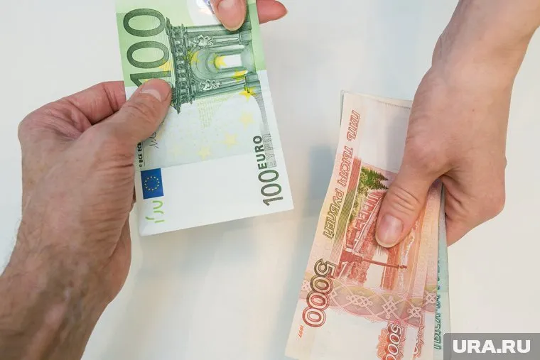 Режим ограничения на снятие валюты продлен до 9 сентября 2023 года