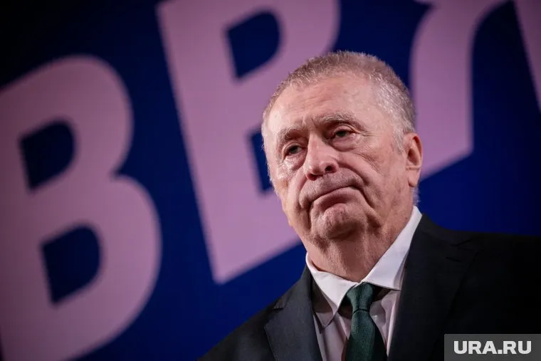 Освобождать от штрафов следует тех, кто сделал прививку от коронавируса, считает Владимир Жириновский