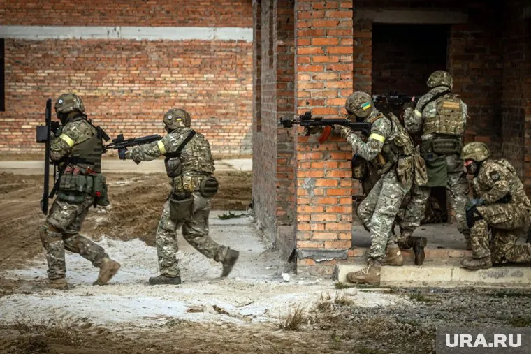 Украинские боевики отходят на второстепенные позиции, заявил Андрей Марочко