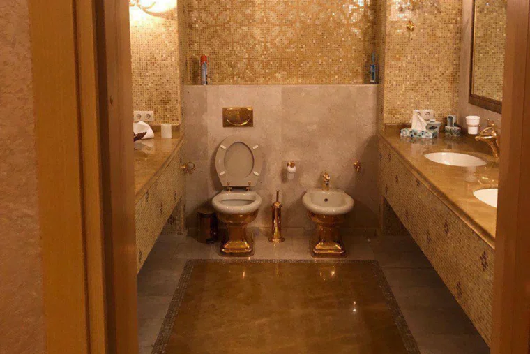 Бизнес-партнер Зеленского покинул Украины с началом обысков