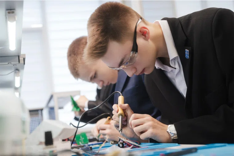 Школьники из ХМАО углубленно изучают физику в школьной лаборатории, обустроенной нефтяниками