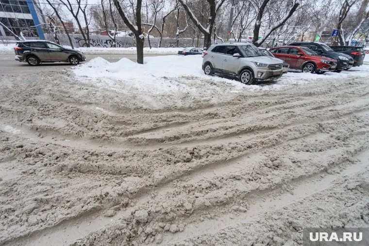 К пенсионерам Пыть-Яха из-за завалов снега не может добраться спецпехника