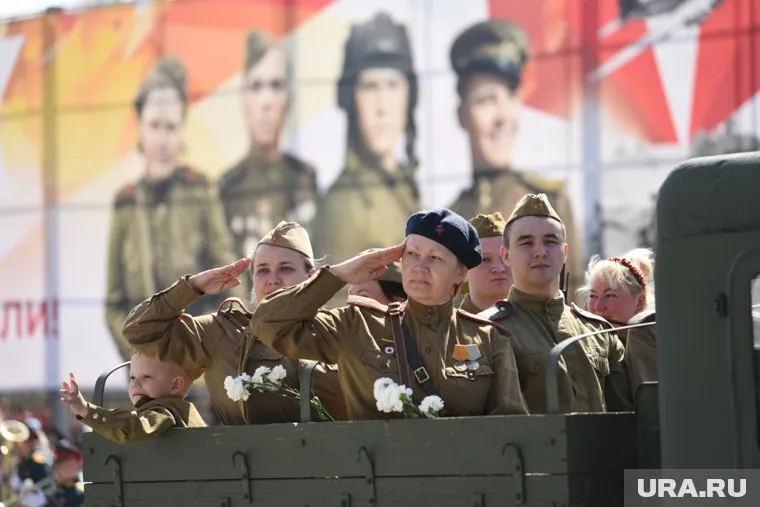 Парад Победы в Верхней Пышме собрались посмотреть несколько тысяч горожан