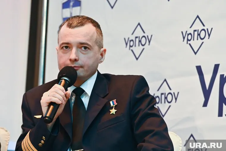 Курганские школьники и студенты смогут встретиться с летчиком-героем Дамиром Юсуповым 5 октября