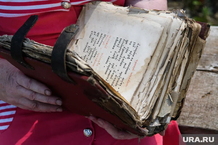 Книга насчитывает более 400 листов и выполнена несколькими писцами вручную