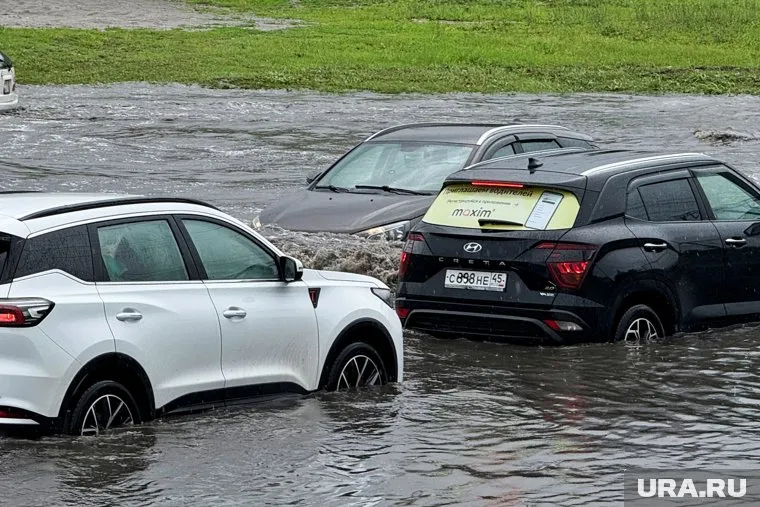 В некоторых районах столицы водители вынуждены буквально «плыть» по дорогам из-за сильных осадков