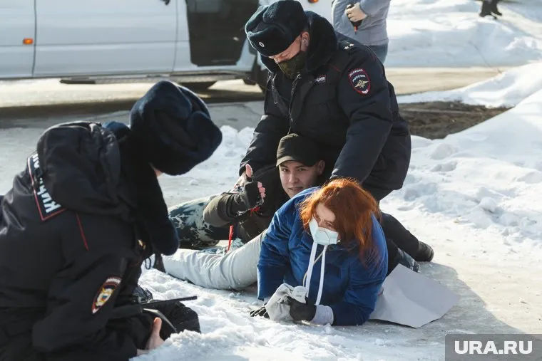 Силовики массово задерживают россиян