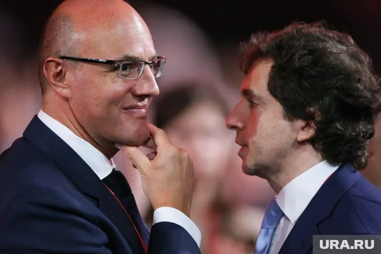 Президент КХЛ Дмитрий Чернышенко (слева) сокращает количество клубов за счет тех, что имеют неоднозначную репутацию. "Металлург" уже год наводит порядок в делах, но за время работы Роккелей создано слишком много негативных поводов