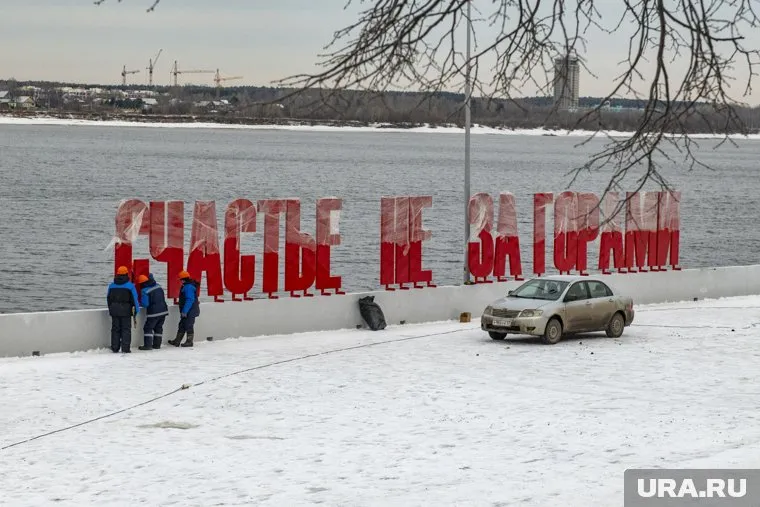 Вид на легендарную надпись открывается как раз с площади Европы