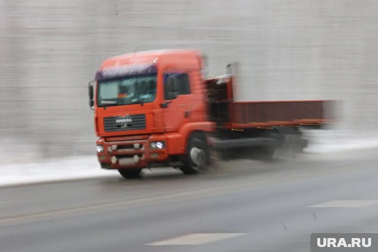 Водителю КАМАЗА, с которого груз упал на иномарку, грозит штраф — 500 рублей (фото из архива)