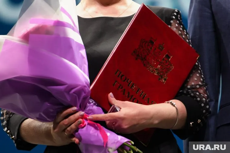 Судье Ноябрьского суда Клышниковой вручили почетную грамоту