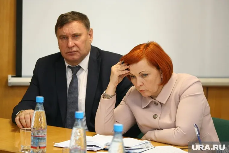 Елене Лукашук пришлось убеждать педагогов, что область не экономит за их счет. А ее коллега Наталья Бобкова ретировалась раньше разговора