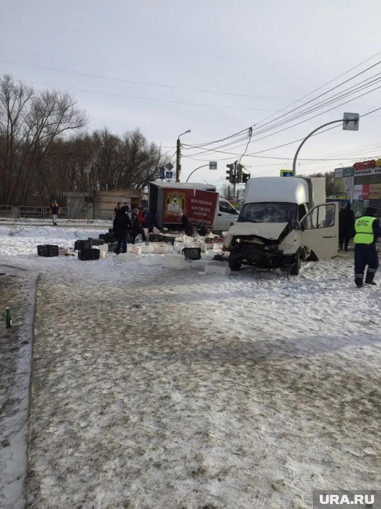 На месте аварии повсюду были разбросаны ящики с мясопродуктами