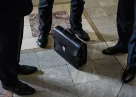 В ЯНАО изменили решение по зарплате чиновников на время выходной недели