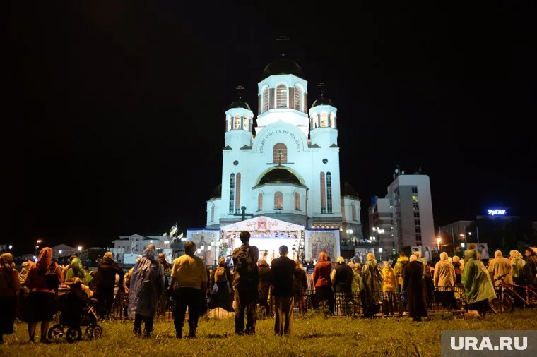 Десятки тысяч верующих ежегодно участвуют в шествии от Храма на Крови до монастыря на Ганиной Яме