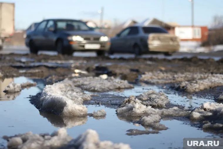 Юные жители Нового Уренгоя катаются по автодорогам на тюбингах